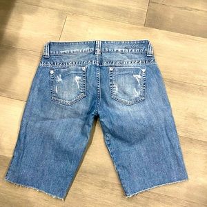 GUESS - Size 28 - Light Wash Bermuda Short - Like new